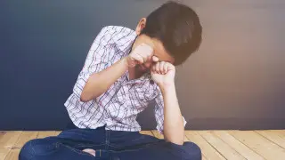 "Накинулся и начал душить": алматинка заявила об избиении сына