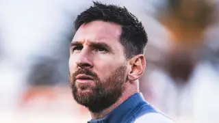 Телохранитель Месси "вынес" подкравшегося болельщика: видео