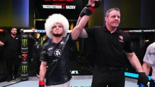 "Этот казах просто монстр". Алмахан проиграл Нурмагомедову в первом бою в UFC