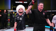 "Этот казах просто монстр". Алмахан проиграл Нурмагомедову в первом бою в UFC