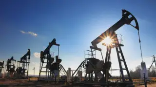 Казахстан продлит добровольное сокращение добычи нефти