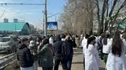 Землетрясение в Алматы: люди покидают здания - видео