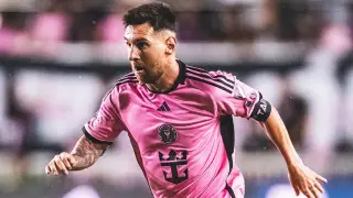 Едва не убил: Месси довел до слез маленькую фанатку