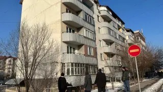 "Қорқамыз". Алматыда көп қабатты тұрғын үйдің қабырғасы құлайын деп тұр