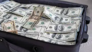 Более 73 миллионов тенге пытались вывезти из аэропорта Астаны