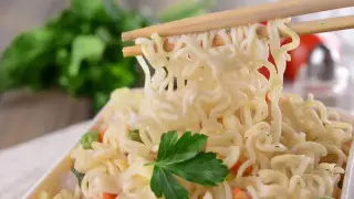 Врач рассказал, чем вредна лапша быстрого приготовления