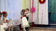 Видео "страстного" поцелуя на утреннике растрогало пользователей Казнета