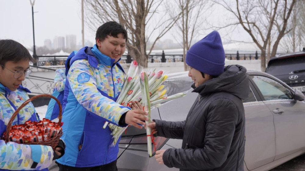 Более 1000 тюльпанов подарят женщинам столичные волонтеры