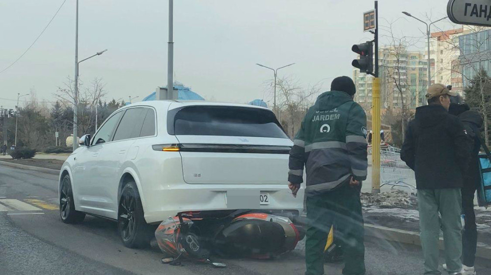 Мопедист врезался в авто на светофоре в центре Алматы