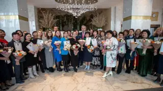 "Помните, что мы вас любим". Аким ВКО поздравил женщин с 8 Марта