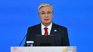 Токаев: Наш мудрый народ всегда почитал матерей и окружал заботой дочерей