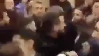 Драка между членами партии в Турции попала на видео