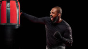 Чемпион UFC "сломал" ногу фанату: причины
