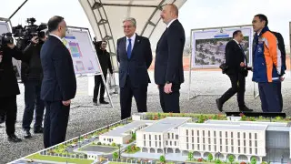 Президенты Казахстана и Азербайджана осмотрели территорию строительства больницы в Физули