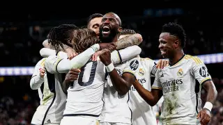 Зачем футболисты пьют жидкость голубого цвета во время матчей