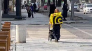 Курьер с ребенком попала на видео: шымкентцы объединились, чтобы помочь