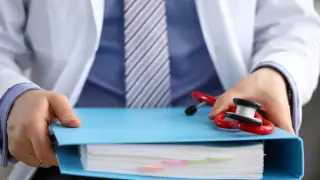 "Один ответ на все проблемы". Депутат раскритиковал работу Минздрава