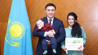 Спасшей из пожара шестерых детей жительнице Шымкента вручили ключи от квартиры