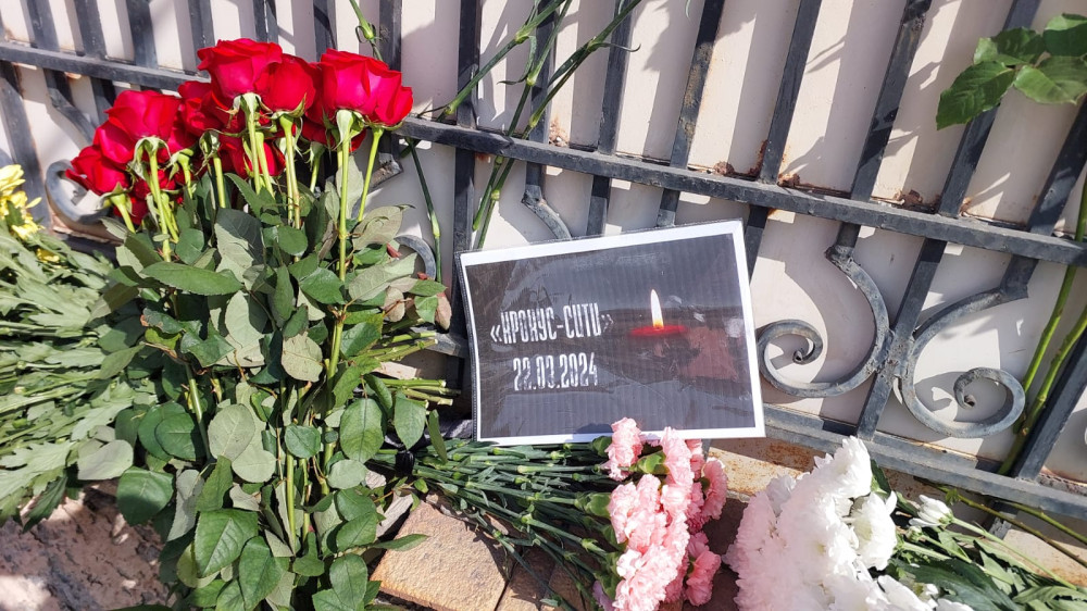 Казахстанцы несут цветы к зданию посольства России