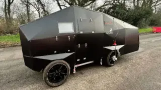 Робот с искусственным интеллектом заделывает ямы на дорогах Лондона