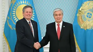 Президент Токаев принял американского сенатора Стива Дэйнса
