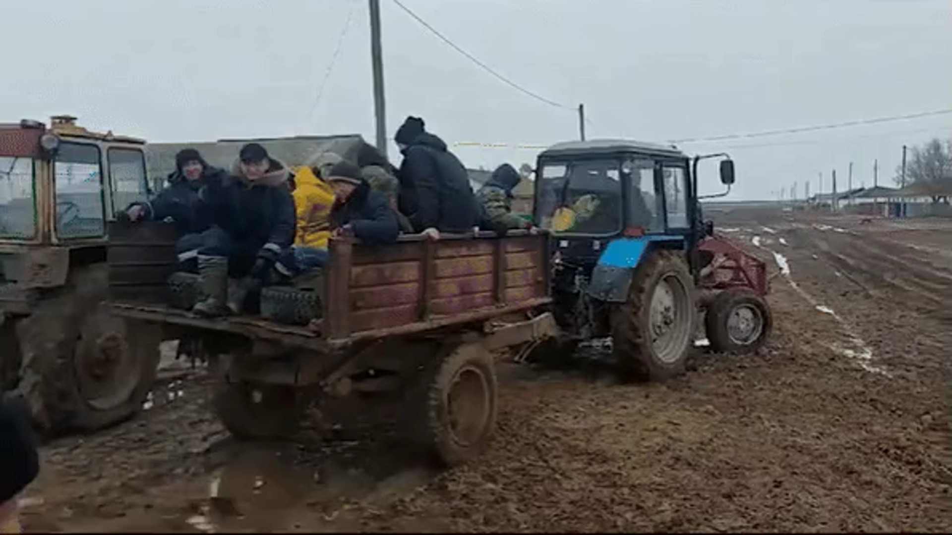 Поехали сдавать ЕНТ на тракторе: видео из ЗКО объяснили в акимате: 26 марта  2024 18:32 - новости на Tengrinews.kz