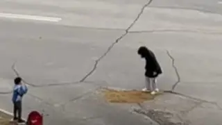 Жительница Актау "залатала" надоевшую яму на дороге