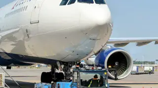 Панель двигателя самолета отвалилась во время взлета