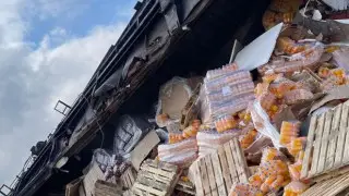 Тонны газировки: появилось видео с места схода вагонов на западе Казахстана