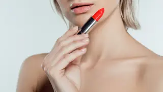"Помада для всего": необычный вид макияжа стал популярным в сети