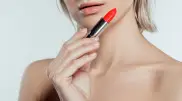 "Помада для всего": необычный вид макияжа стал популярным в сети