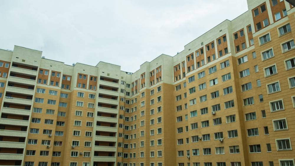 Жителей 60 аварийных домов Астаны переселят в 1400 квартир