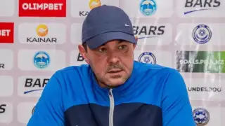 Аким публично уволил тренера футбольного клуба после жалобы "серьезного агашки" - СМИ