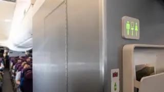 Самолет развернулся из-за происшествия в туалете