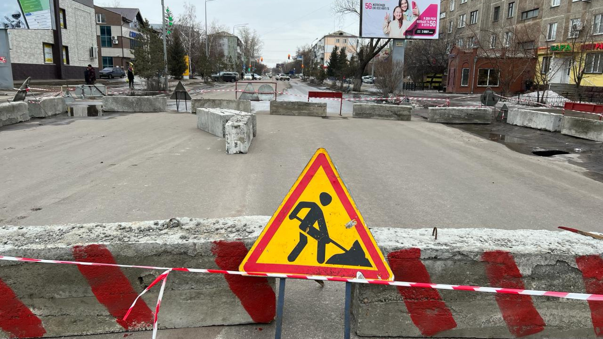 Асфальт обрушился в центре Петропавловска: к жителям обратились с просьбой:  01 апреля 2024 14:25 - новости на Tengrinews.kz