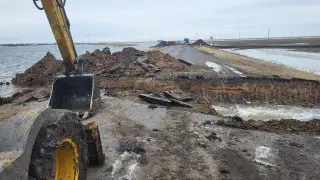 В Павлодарской области прорыли канал через дорогу. Ограничение движения