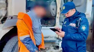 Водителя оштрафовали за повреждение дороги в Актау