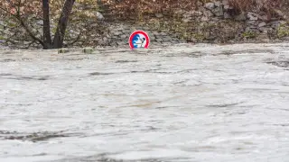 Из-за угрозы наводнения закрыли участки автодорог в двух областях