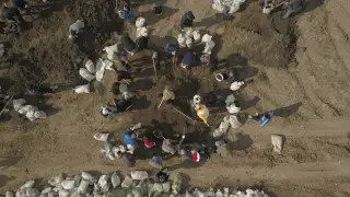 "Жұмыла көтерген жүк жеңіл". Атырау жұрты судан қорғайтын бөгет салды