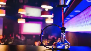 В Алматы оштрафовали посетителей лаундж-бара за курение кальяна