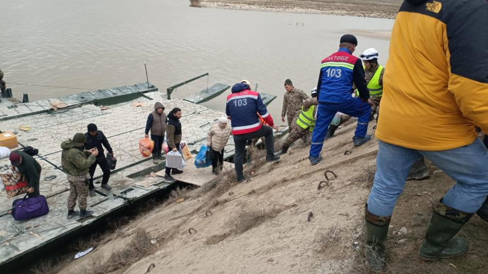 Медики подключились к спасателям для помощи жителям подтопленных сел