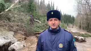 На дорогу в Риддере сошел оползень: движение ограничено. Видео