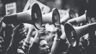 Казахстанцы объявляют знаменитостям бойкот. Что такое культура отмены