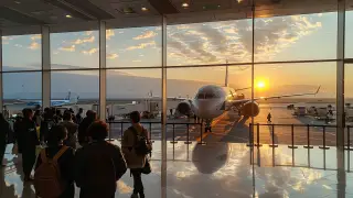 Видео казахстанки о посадке на самолет разделило Казнет