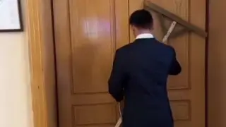 "Виновные наказаны, причина - сквозняк". Акимат ответил на видео с "замурованной" дверью