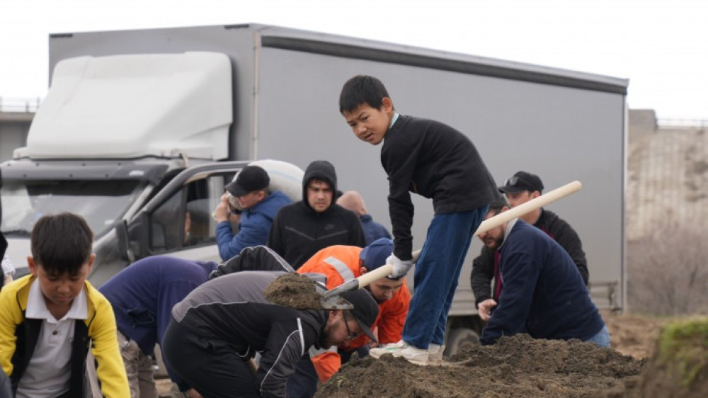 «Настоящие казахстанцы»: борьба с паводками объединила страну