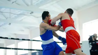 Жесткой рубкой завершился поединок казахстанских боксеров в Астане