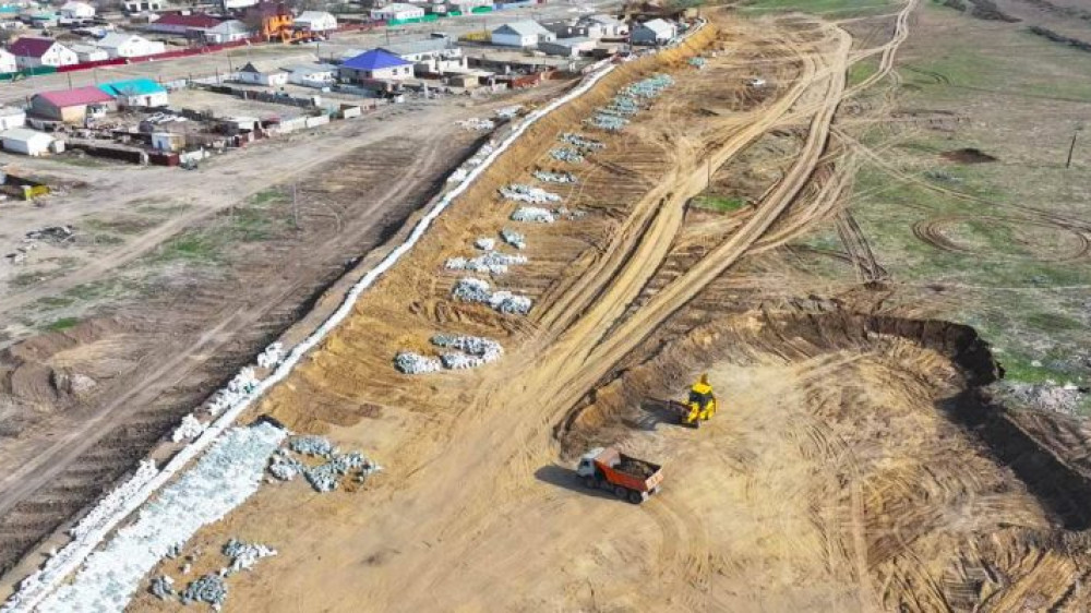 Более 100 километров дамб построили за считанные дни в Атырау