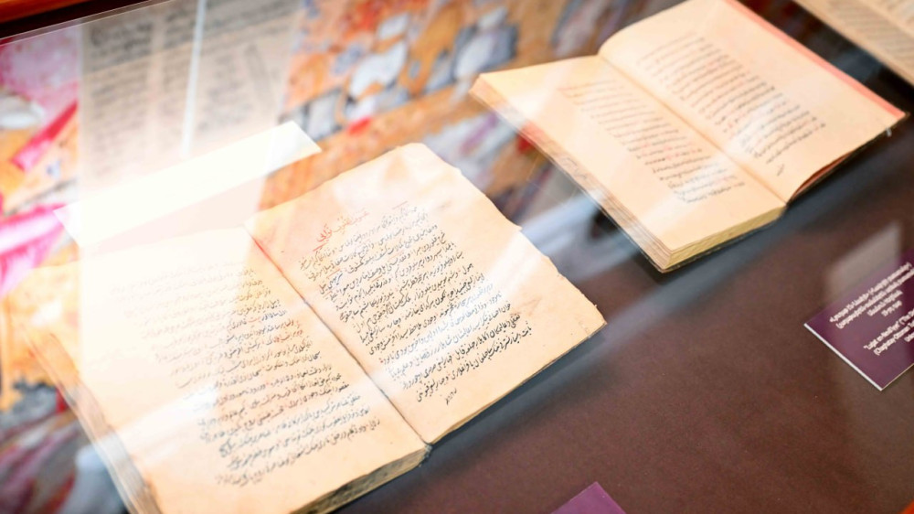 Кыпчакские рукописи показали Токаеву в Армении