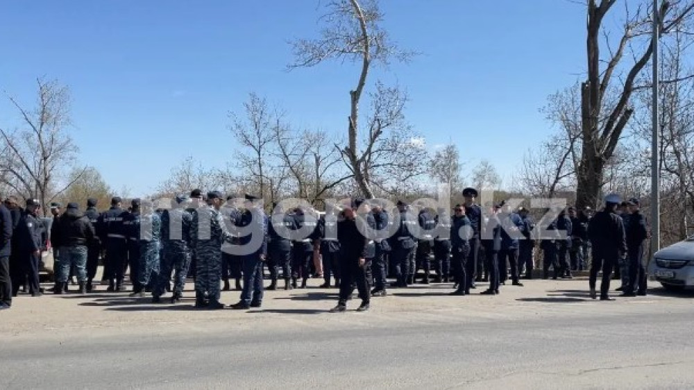 Жители перекрыли дорогу в Уральске: комментарий акима